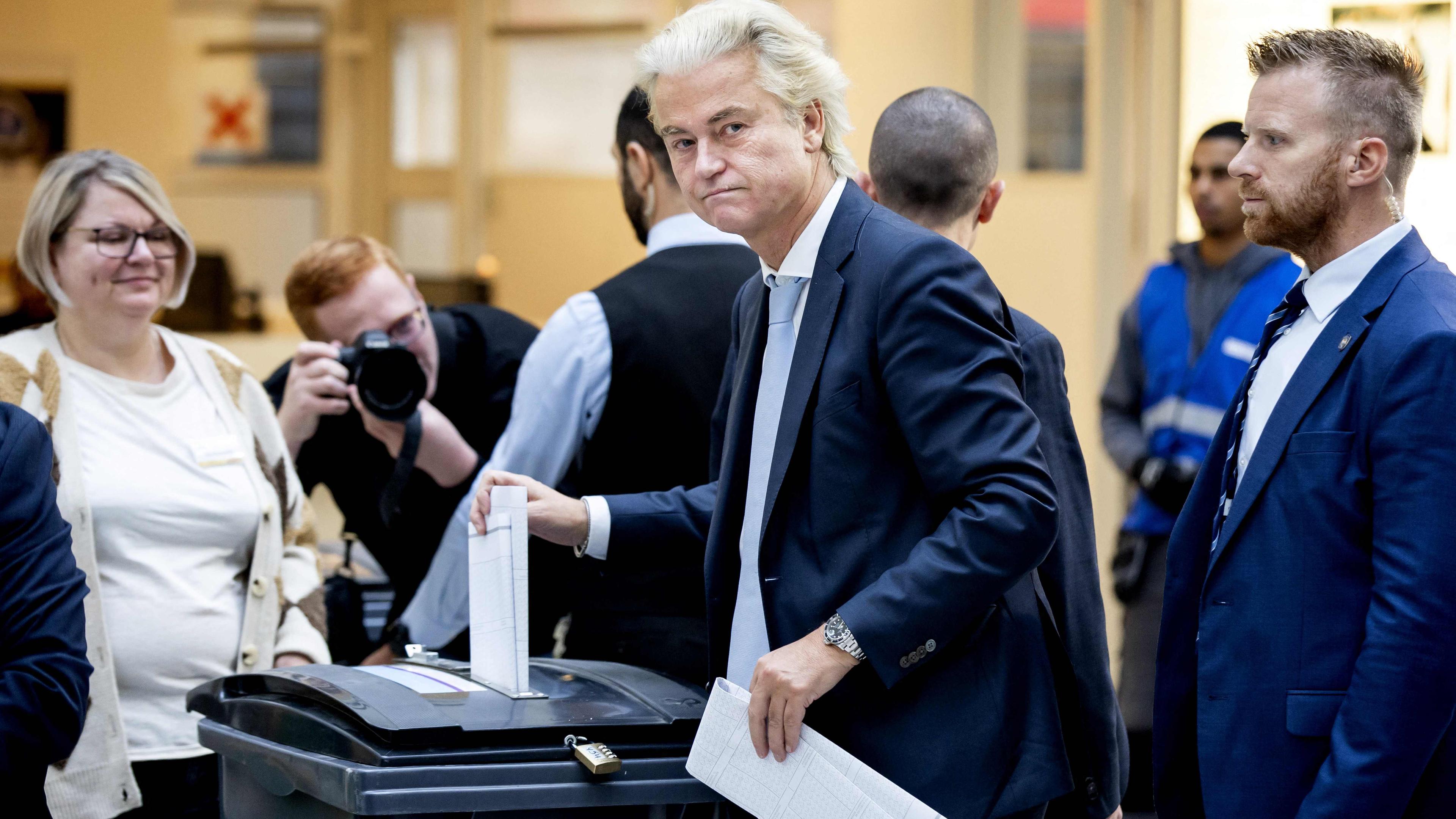 Der rechtspopulistische niederländische Politiker Geert Wilders gibt seine Stimme bei den Parlamentswahlen ab.