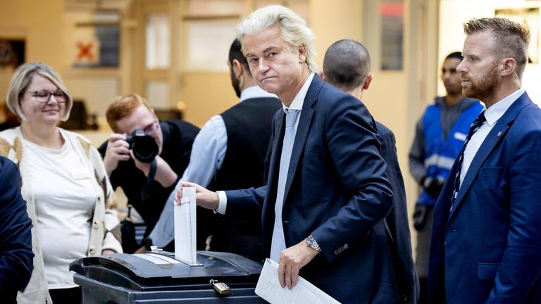 Der rechtspopulistische niederländische Politiker Geert Wilders gibt seine Stimme bei den Parlamentswahlen ab.