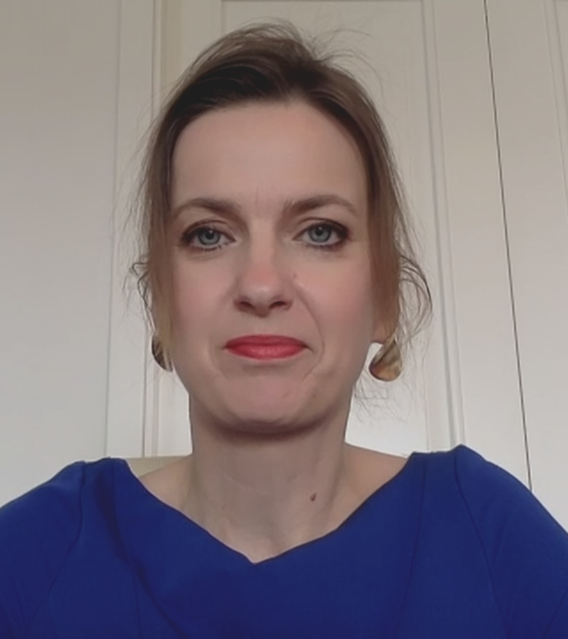 Ungarn-Expertin Barlai per Video zugeschaltet. Ihr Hintergrund eine weiße Wand und eine weiße Tür