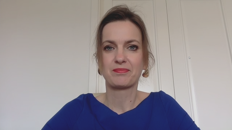 Ungarn-Expertin Barlai per Video zugeschaltet. Ihr Hintergrund eine weiße Wand und eine weiße Tür