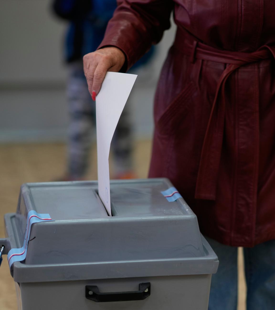 Tschechien, Ostrau: Eine Frau gibt ihre Stimme für die Parlamentswahlen in einem Wahllokal ab.