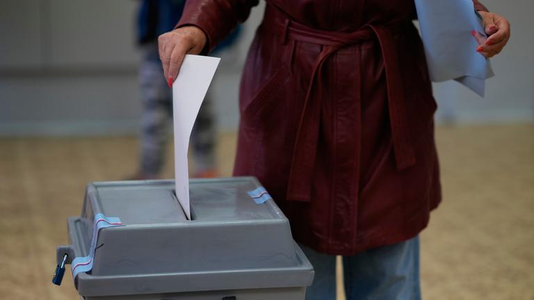 Tschechien, Ostrau: Eine Frau gibt ihre Stimme für die Parlamentswahlen in einem Wahllokal ab.