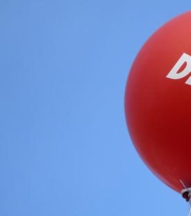 Roter Luftballon mit der Aufschrift: "Die Linke".