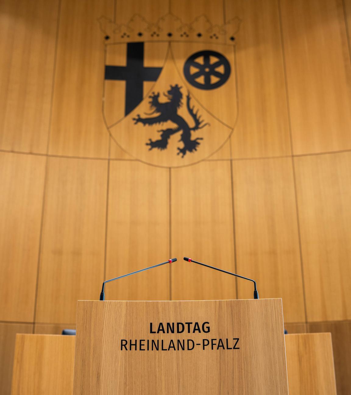 Das Landeswappen von Rheinland-Pfalz im Plenarsaal in Mainz
