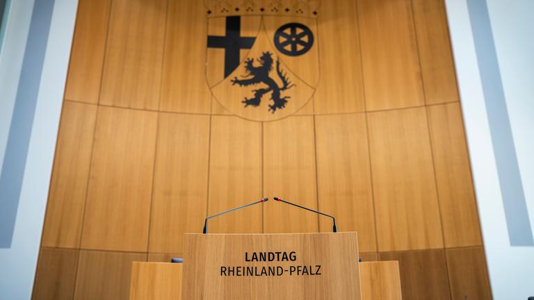 Das Landeswappen von Rheinland-Pfalz im Plenarsaal in Mainz
