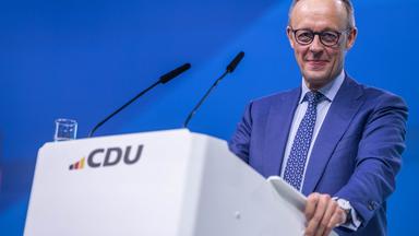 Die CDU wählt auf dem Parteitag ihre Führungsgremien neu. Bundeskanzler Friedrich Merz tritt zum dritten Mal in Folge als einziger Kandidat für das Amt an. 