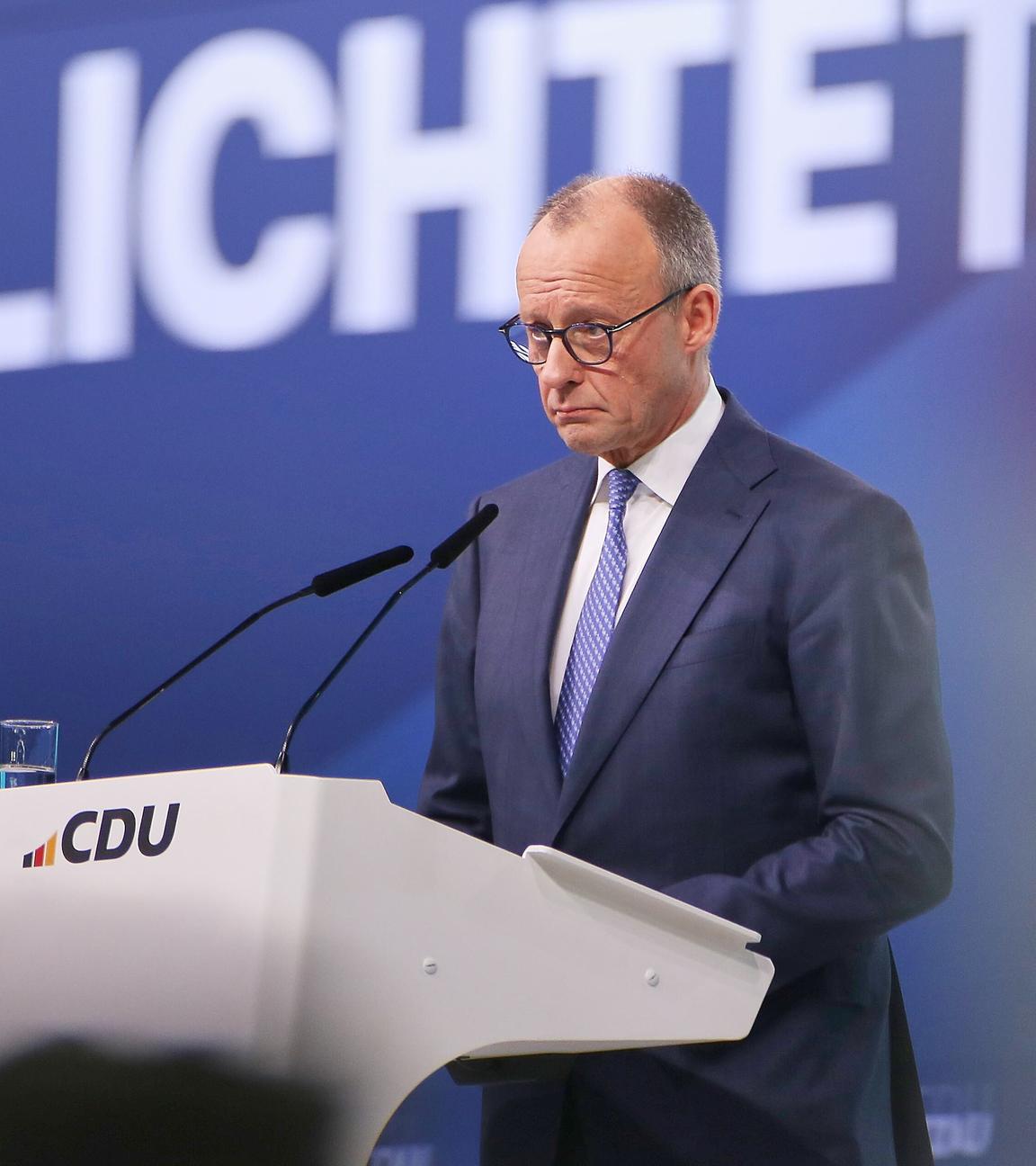 Stuttgart: Bundesparteitag der CDU. Bundeskanzler Friedrich Merz spricht auf der Bühne