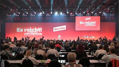 Katharina Slanina, Co-Landesvorsitzende Die Linke Brandenburg, begrüßt die Teilnehmer des 10. Bundesparteitags der Linken in der Metropolis-Halle.