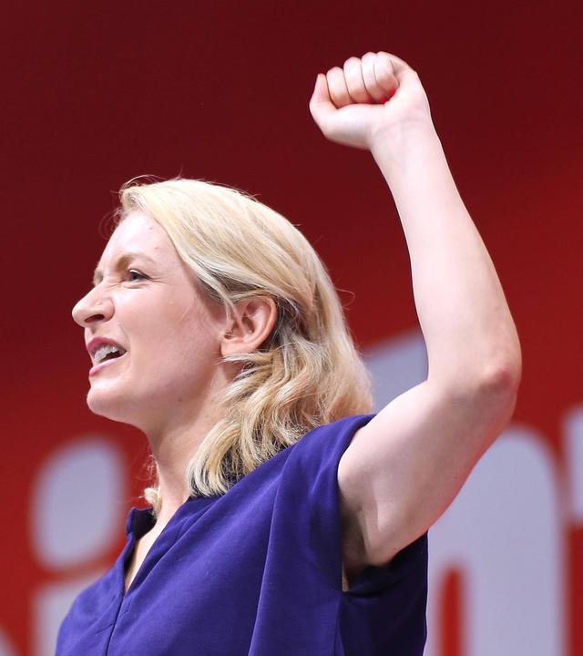 Ines Schwerdtner von der Partei die Linke hebt auf dem Bundesparteitag der Linken die Faust.