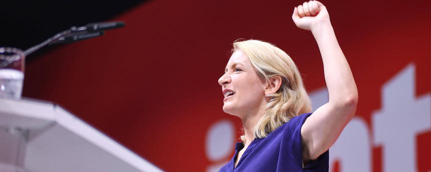 Ines Schwerdtner von der Partei die Linke hebt auf dem Bundesparteitag der Linken die Faust.