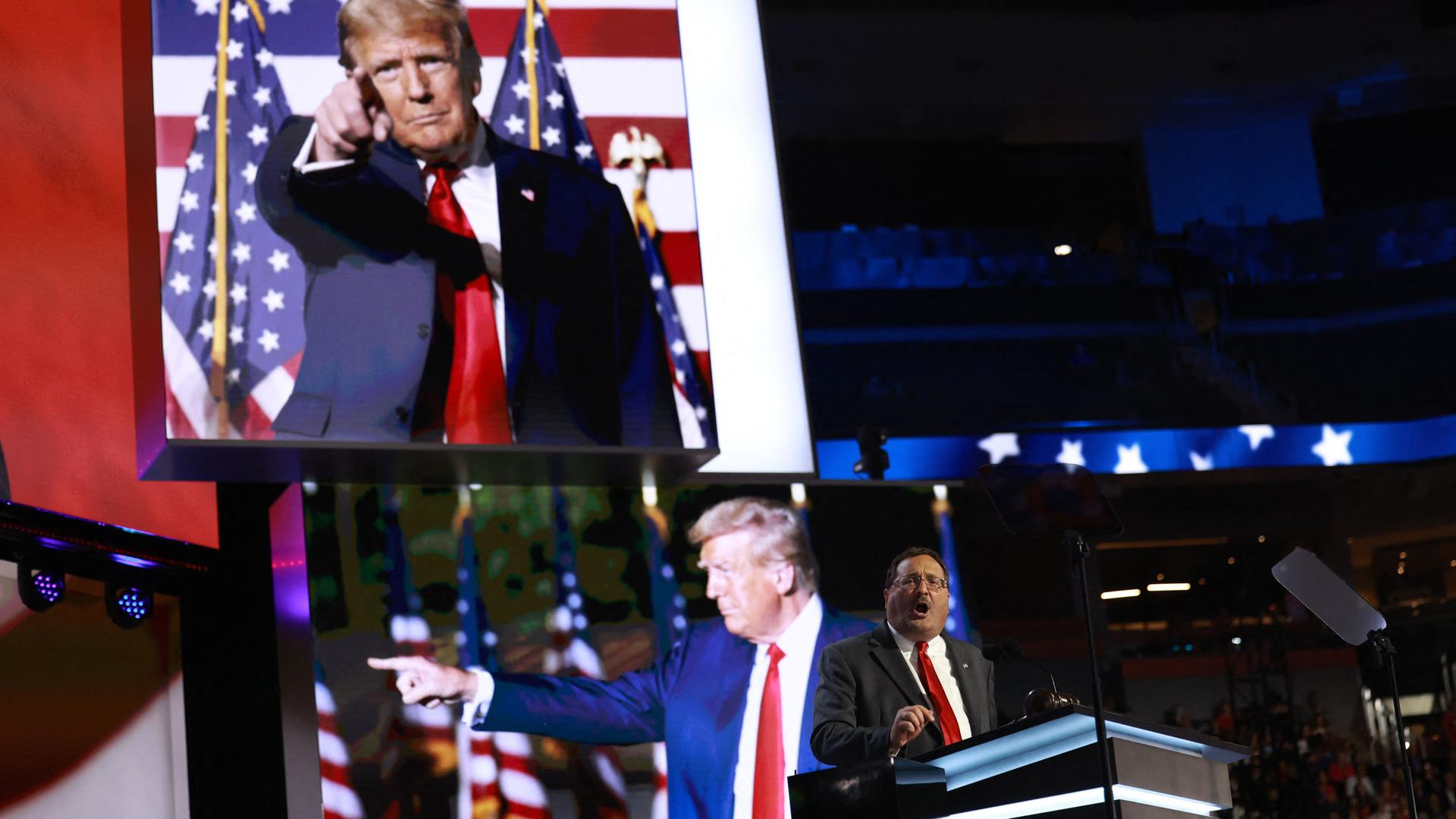 Jeff Kaufmann, Vorsitzender der Republikanischen Partei von Iowa, spricht am ersten Tag des Republikanischen Nationalkonvents im Fiserv Forum am 15. Juli 2024 in Milwaukee, Wisconsin. 