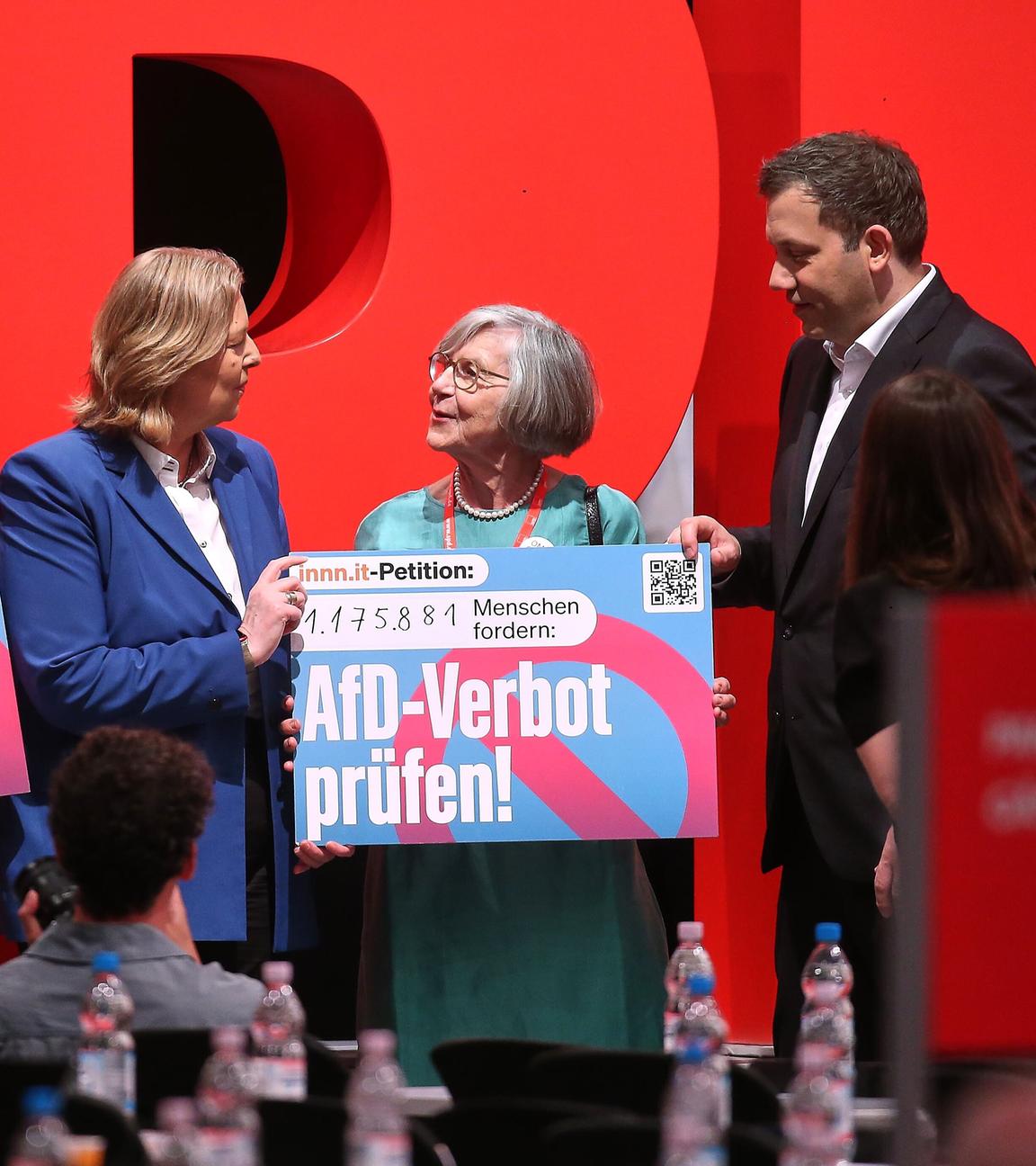  Baerbel Bas und Lars Klingbeil heben gemeinsam mit Betina Kern von Omas gegen Rechts ein Schild zur Prüfung eines AfD-Verbots hoch.