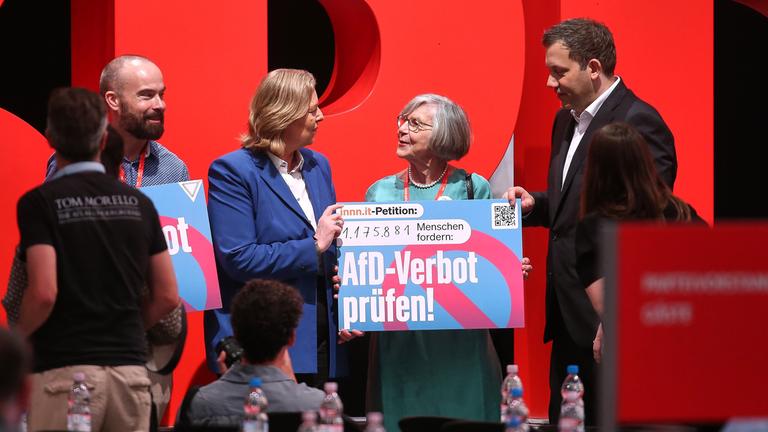  Baerbel Bas und Lars Klingbeil heben gemeinsam mit Betina Kern von Omas gegen Rechts ein Schild zur Prüfung eines AfD-Verbots hoch.
