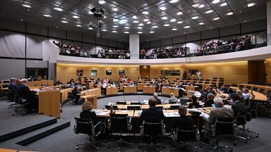 Der Plenarsaal des Thüringer Landtages während einer mündlichen Anhörung zu einem Parteiverbotsverfahren gegen die AfD auf Bundesebene mit Schauspieler Hape Kerkeling (Mitte, l)-