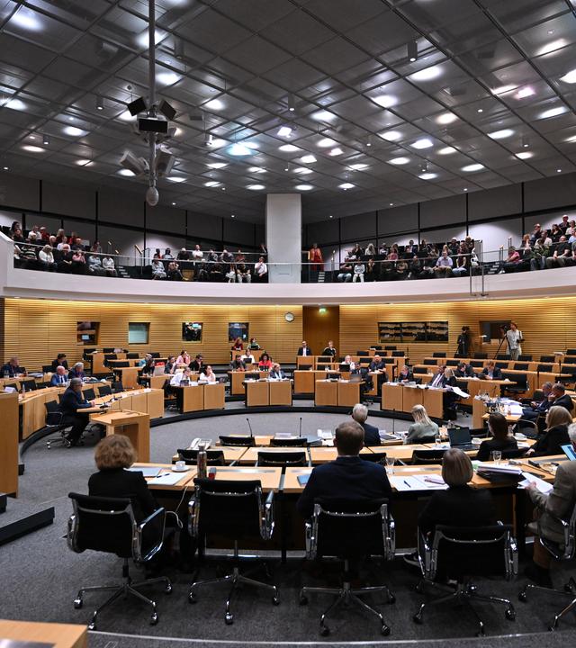 Der Plenarsaal des Thüringer Landtages während einer mündlichen Anhörung zu einem Parteiverbotsverfahren gegen die AfD auf Bundesebene mit Schauspieler Hape Kerkeling (Mitte, l)-