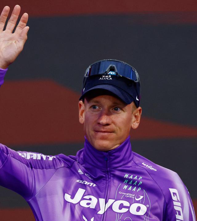 Giro d'Italia 2026: Der deutsche Fahrer Pascal Ackermann vom Team Jayco AlUla winkt während der Teampräsentation in Burgas.