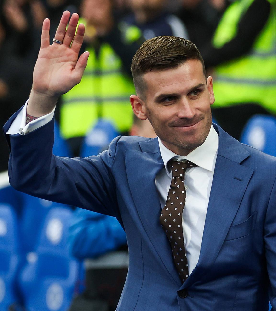 Fußballer Pascal Groß winkt den Fußballfans im American Express Community Stadium, Brighton, Großbritannien, am 06. Oktober 2024 zu.