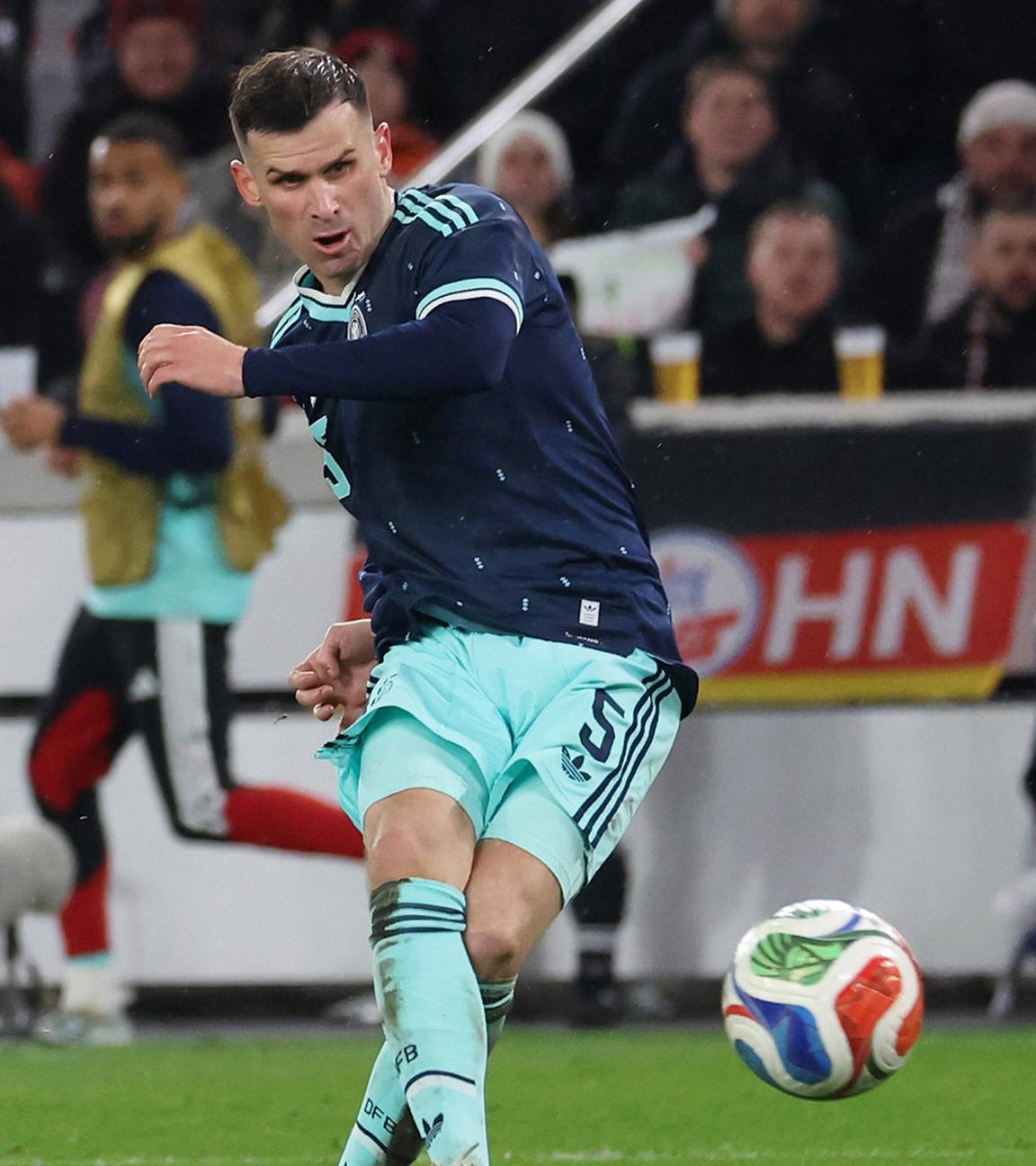 Pascal Groß schießt den Ball während des Länderspiels zwischen Ghana und Deutschland in Stuttgart.