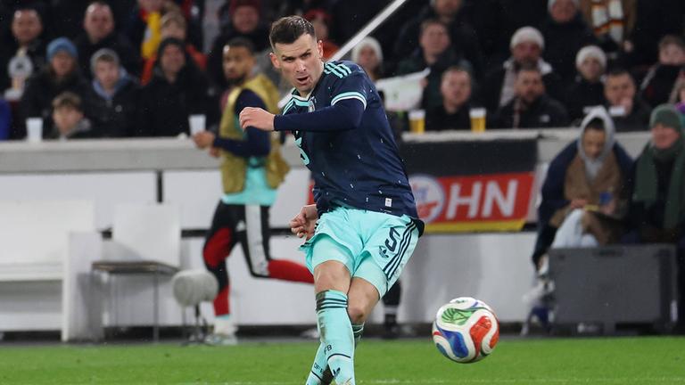 Pascal Groß schießt den Ball während des Länderspiels zwischen Ghana und Deutschland in Stuttgart.