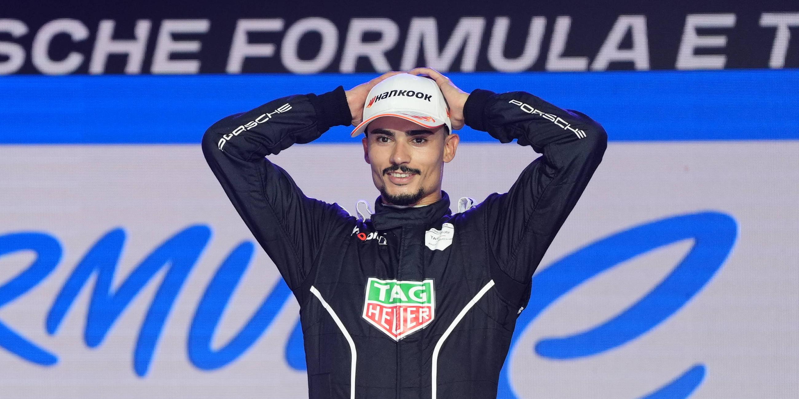 Pascal Wehrlein fasst sich mit ungläubiger Miene mit beiden Händen an den Kopf.