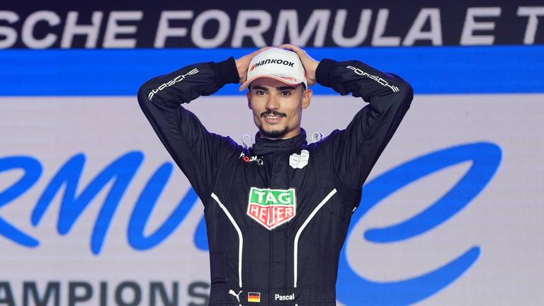 Pascal Wehrlein fasst sich mit ungläubiger Miene mit beiden Händen an den Kopf.