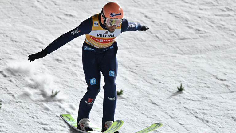 Pius Paschke landet einen Sprung in Oberstdorf bei der Vierschanzentournee