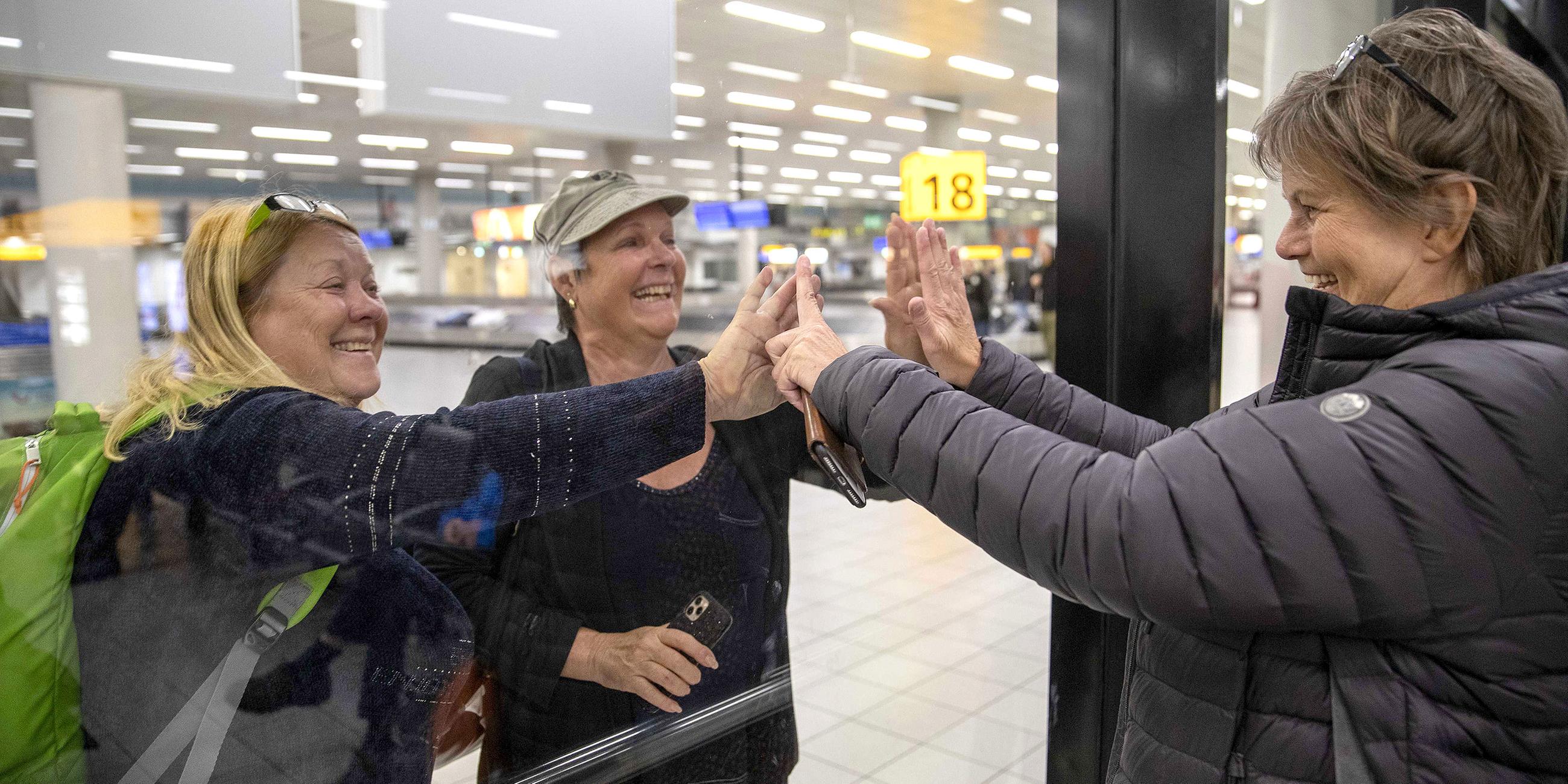 Passagiere der Westerdam kommen in Schiphol an