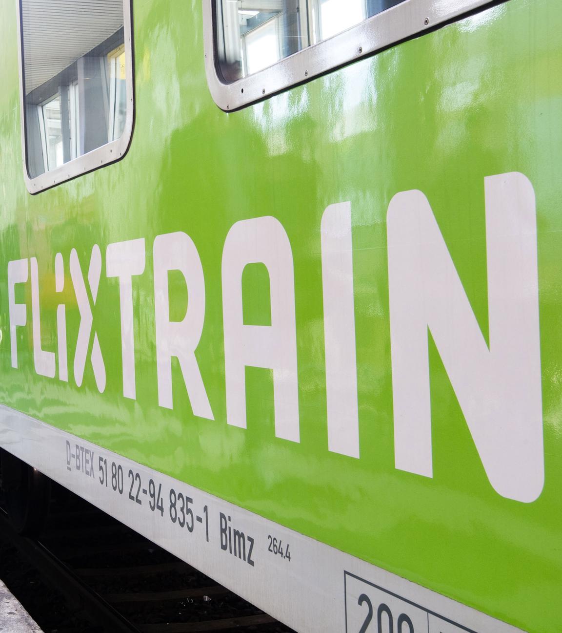 Niedersachsen, Hannover: Ein flixtrain hält auf der neuen Verbindung Berlin - Köln im Hauptbahnhof Hannover.