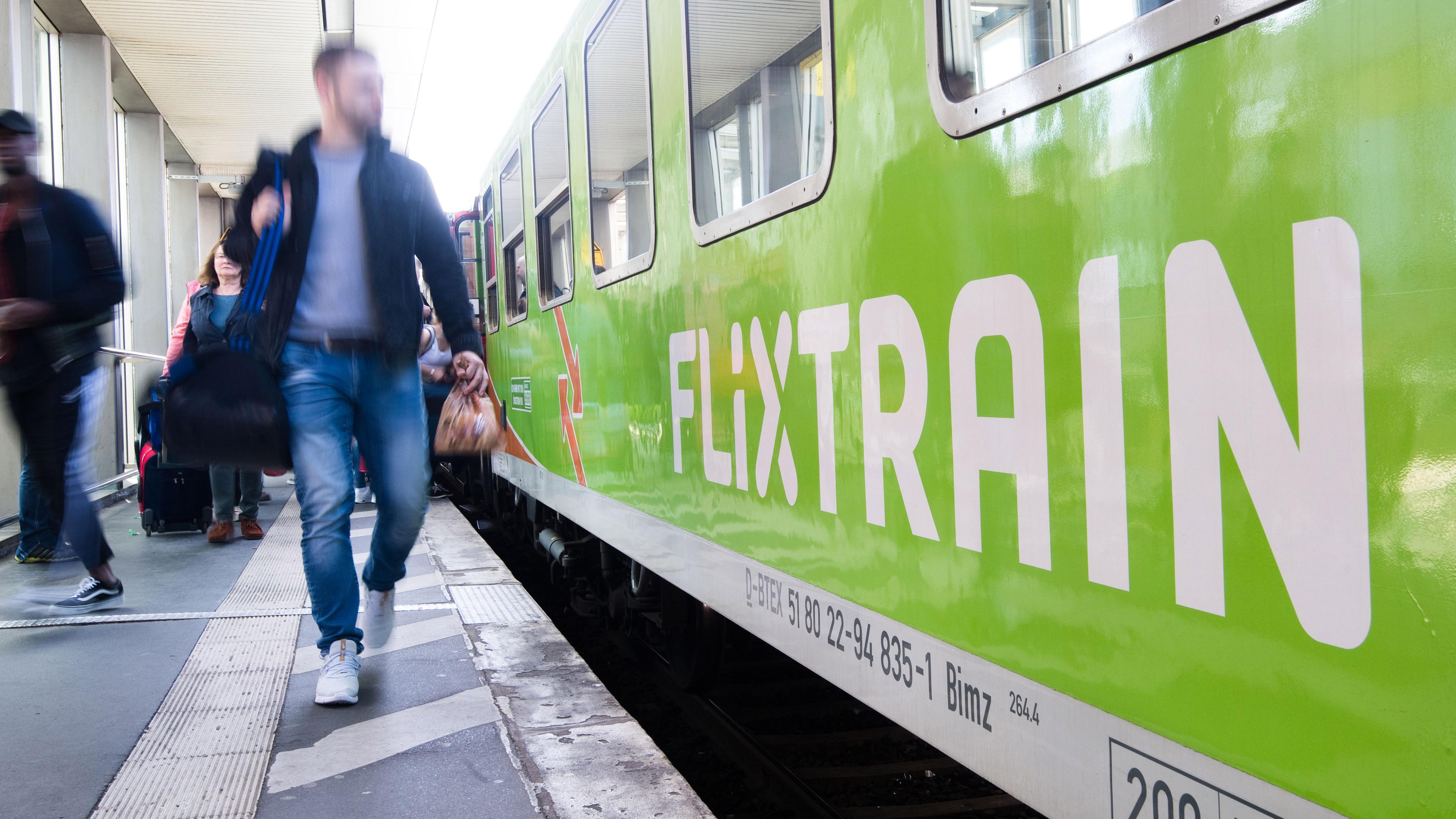 Niedersachsen, Hannover: Ein flixtrain hält auf der neuen Verbindung Berlin - Köln im Hauptbahnhof Hannover.