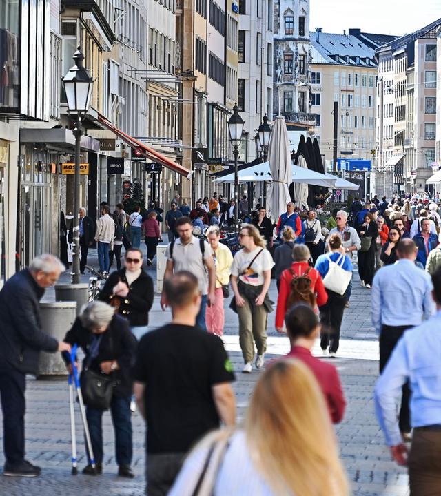 Symbolbild: Passanten in der Fussgängerzone von München