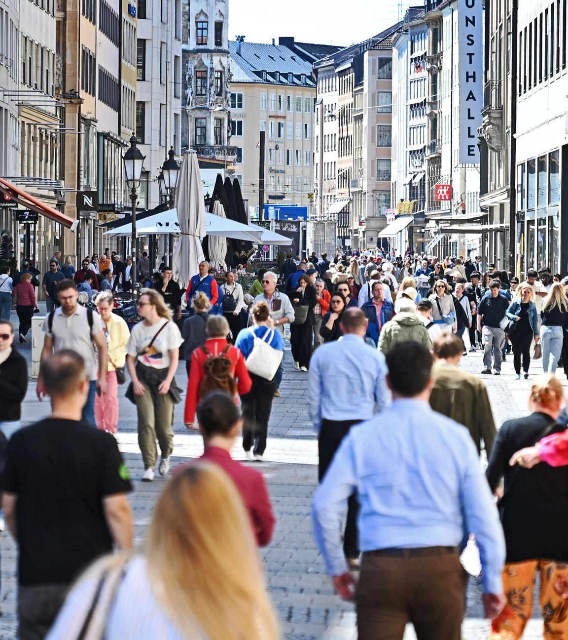 Passanten in den Fussgängerzonen in München