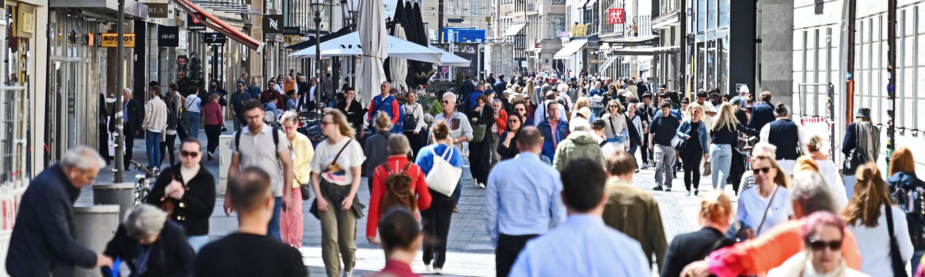 Passanten in den Fussgängerzonen in München