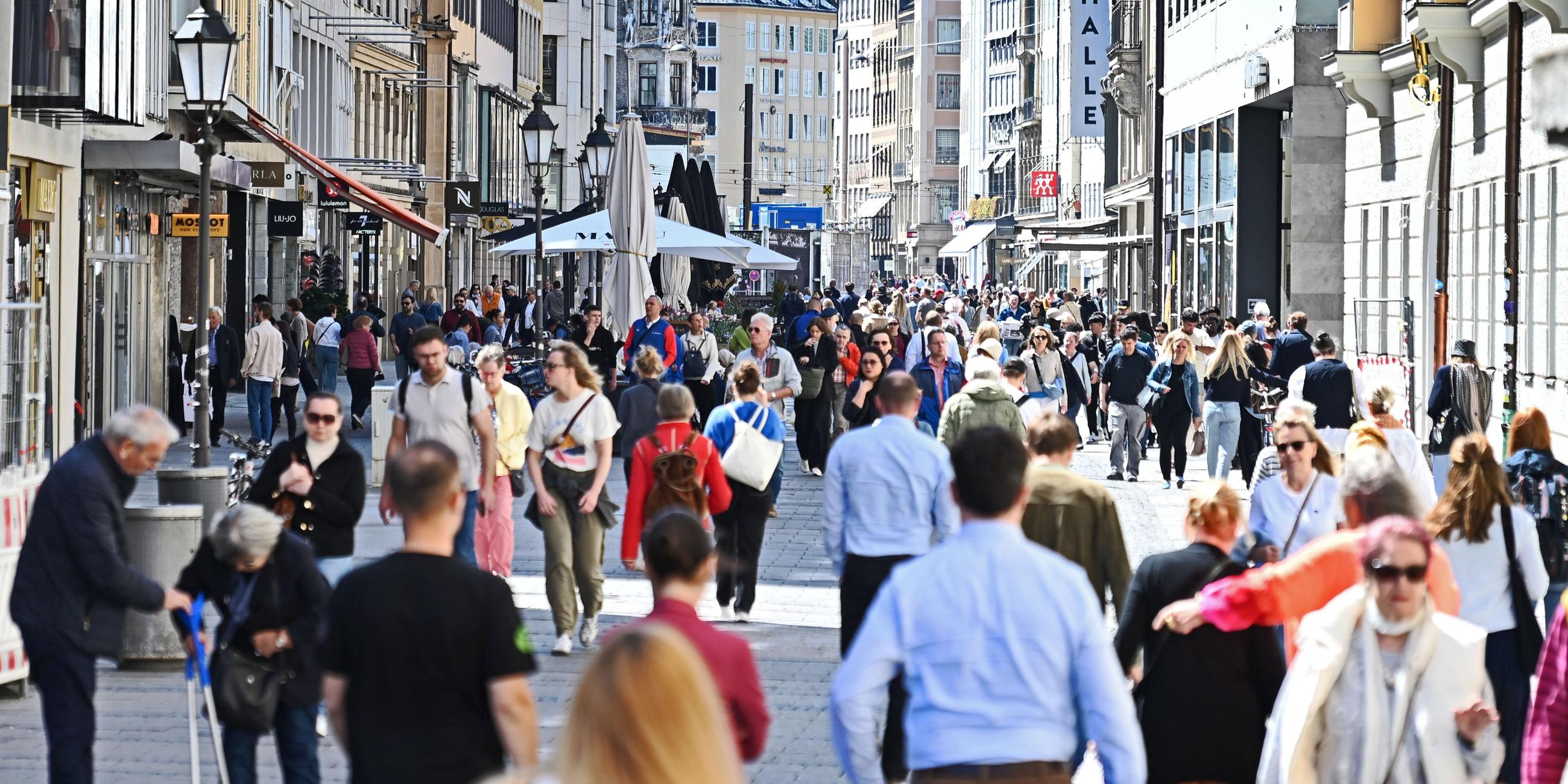 Passanten in den Fussgängerzonen in München