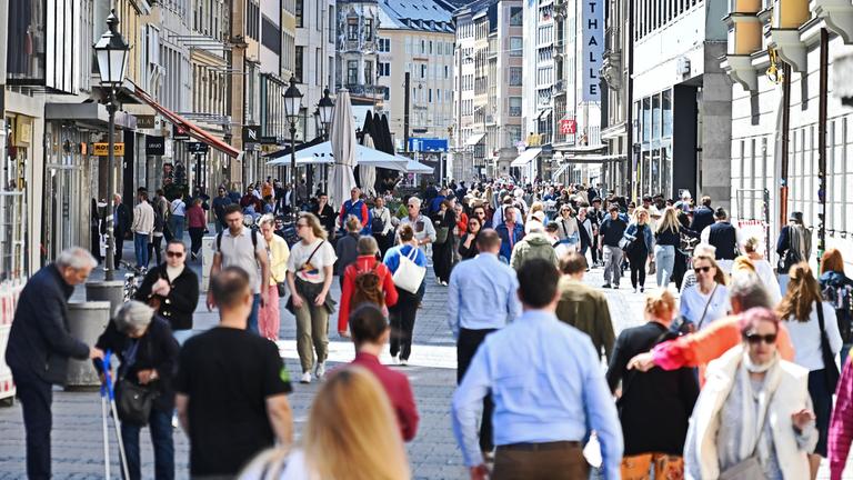 Passanten in den Fussgängerzonen in München