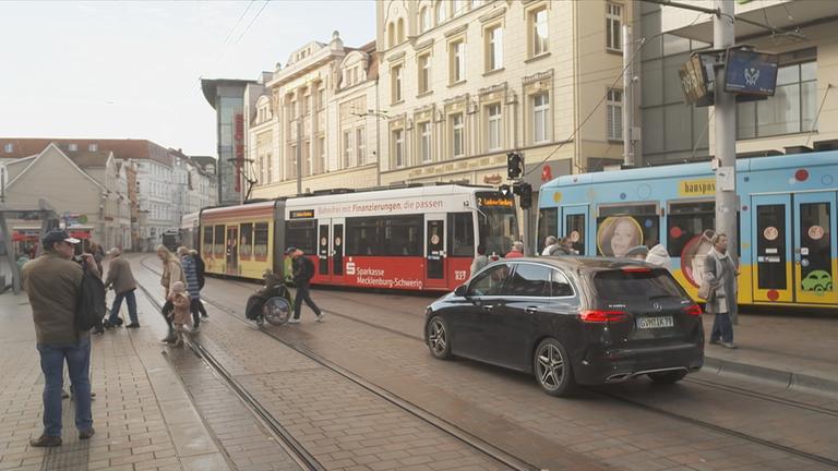 Passanten und Tram in Schwerin