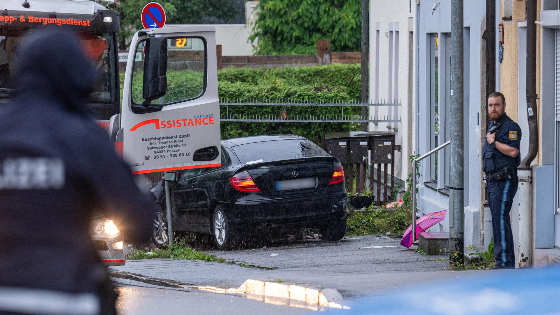 In Passau fährt am 07.06.2025 ein Mann mit einem Auto in eine Menschengruppe.