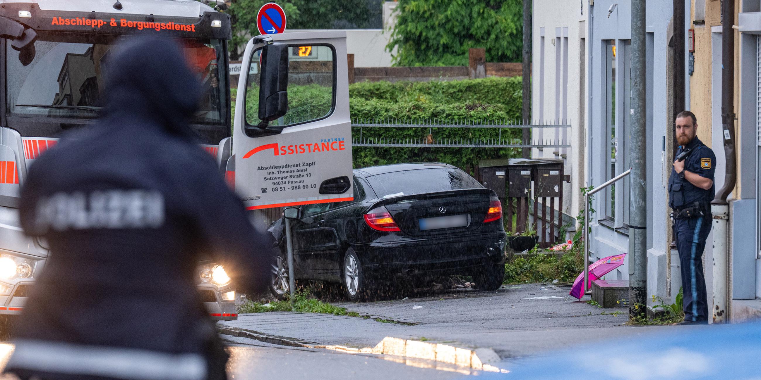 In Passau fährt am 07.06.2025 ein Mann mit einem Auto in eine Menschengruppe.