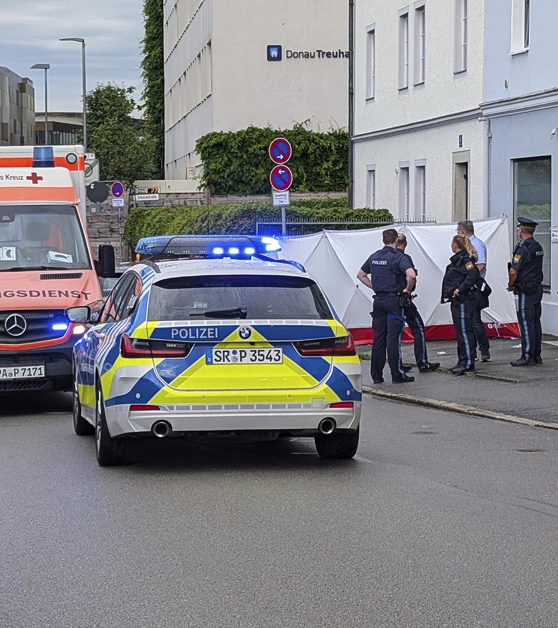 Bayern, Passau: Polizei und Rettungskräfte sind neben einem Sichtschutz im EInsatz. In Passau ist ein Mann mit einem Wagen in eine Menschengruppe gefahren. Die Polizei schloss nicht aus, dass er das Fahrzeug bewusst in die Menschengruppe gelenkt hat. Die Anzahl der Verletzten und die Schwere ihrer Verletzungen war zunächst nicht bekannt.