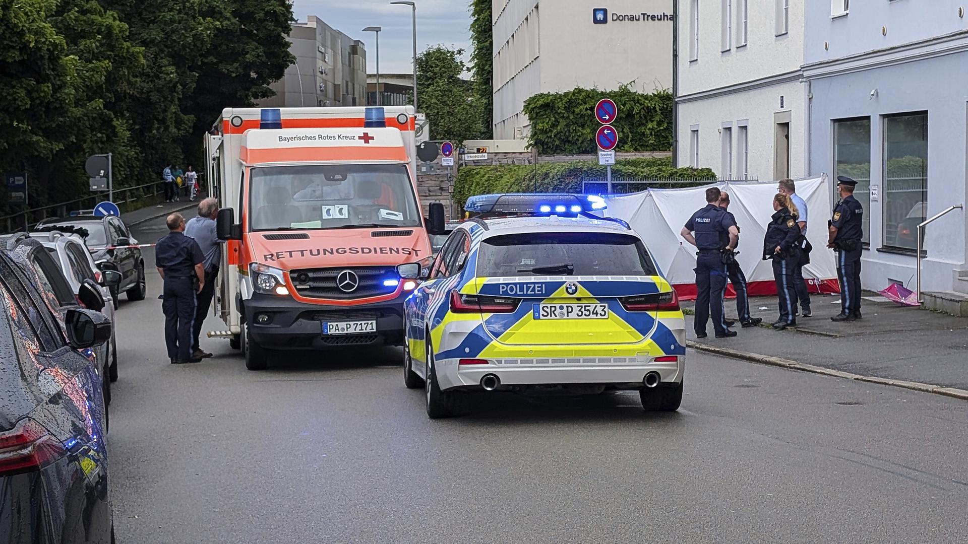 Bayern, Passau: Polizei und Rettungskräfte sind neben einem Sichtschutz im EInsatz. In Passau ist ein Mann mit einem Wagen in eine Menschengruppe gefahren. Die Polizei schloss nicht aus, dass er das Fahrzeug bewusst in die Menschengruppe gelenkt hat. Die Anzahl der Verletzten und die Schwere ihrer Verletzungen war zunächst nicht bekannt.
