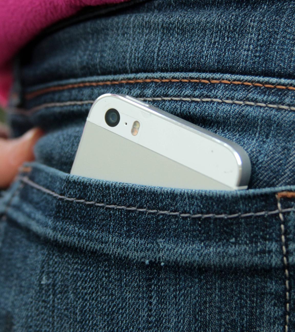 Smartphone steckt in Hosentasche einer Jeans