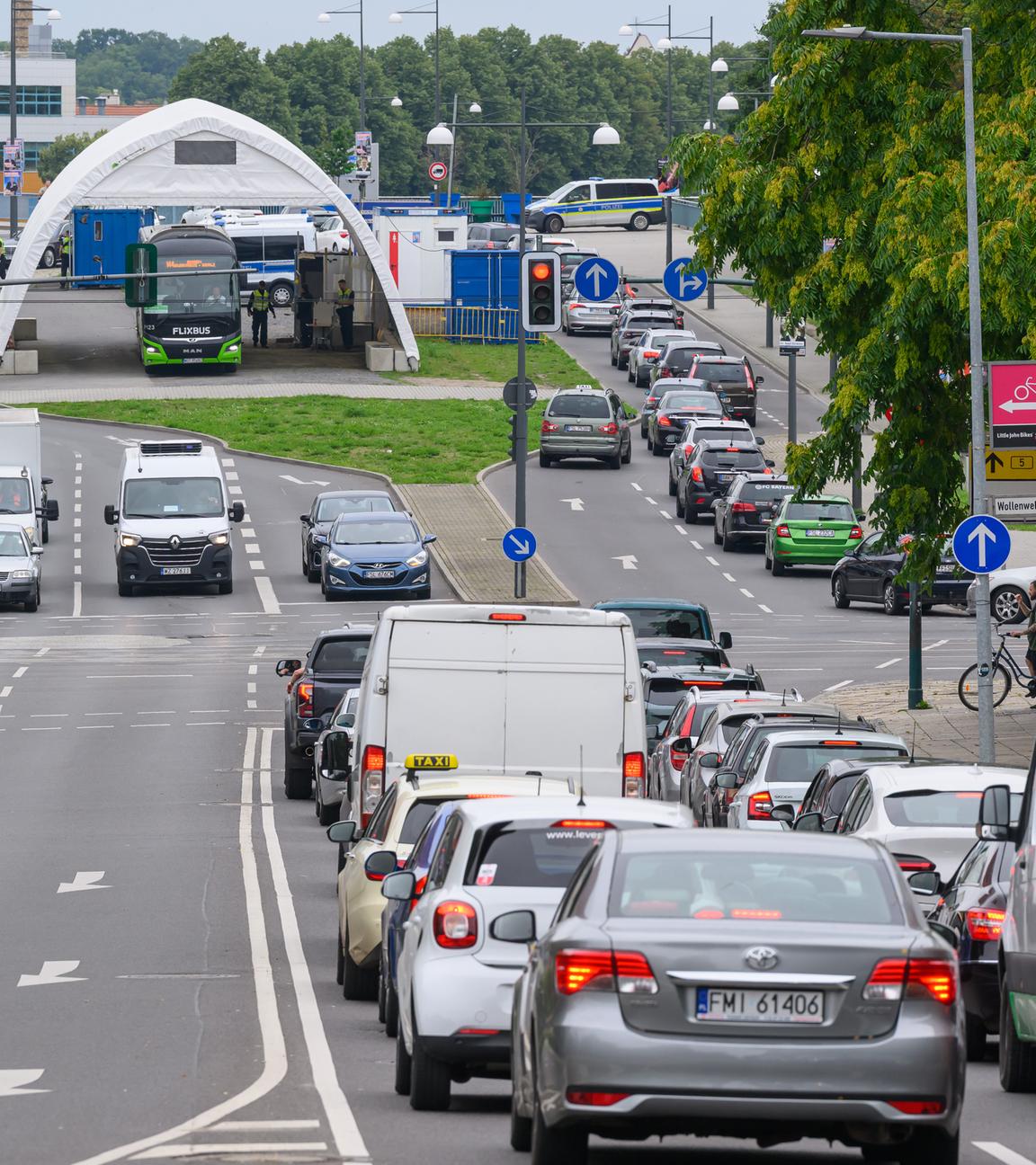 Fahrzeuge stauen sich vor der Grenzkontrolle bei der Einreise nach Polen am Grenzübergang von Brandenburg ins polnische Slubice.