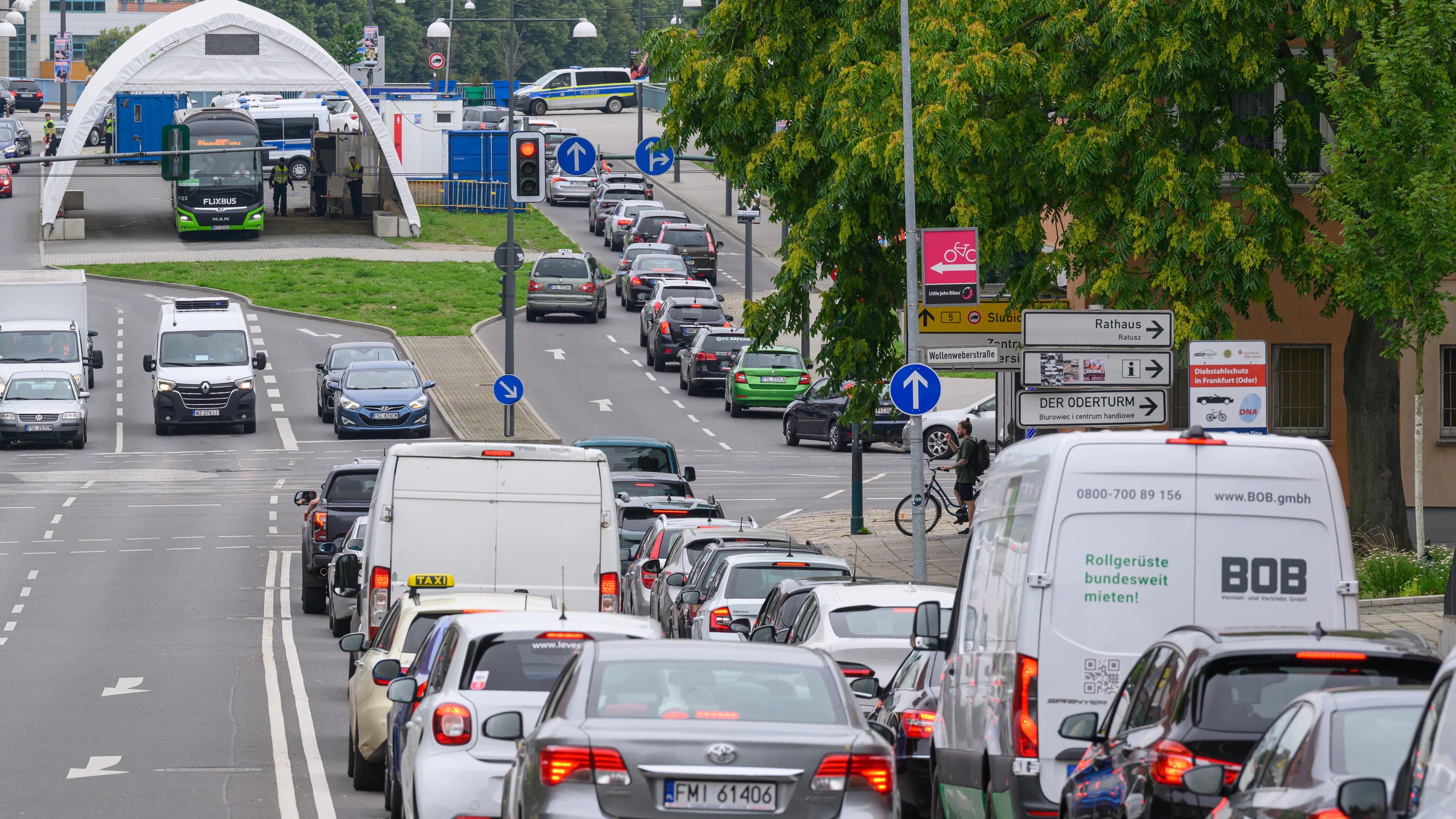 Fahrzeuge stauen sich vor der Grenzkontrolle bei der Einreise nach Polen am Grenzübergang von Brandenburg ins polnische Slubice.