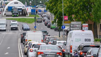 Fahrzeuge stauen sich vor der Grenzkontrolle bei der Einreise nach Polen am Grenzübergang von Brandenburg ins polnische Slubice.