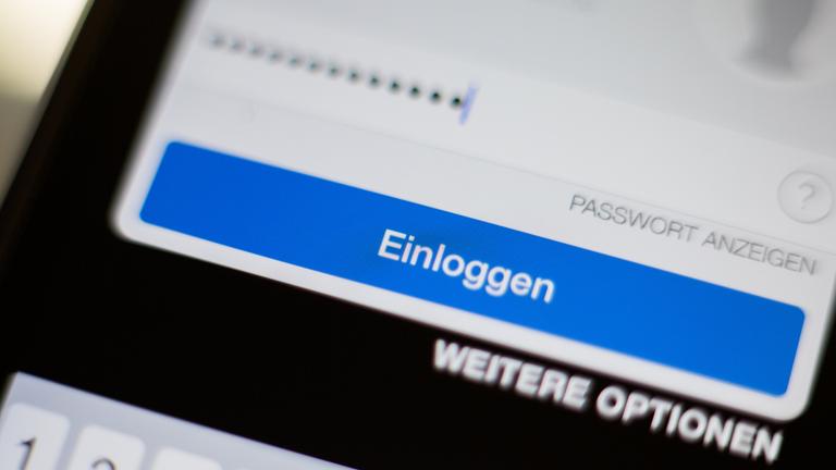 Passwort wird auf einem Smartphone eingegeben