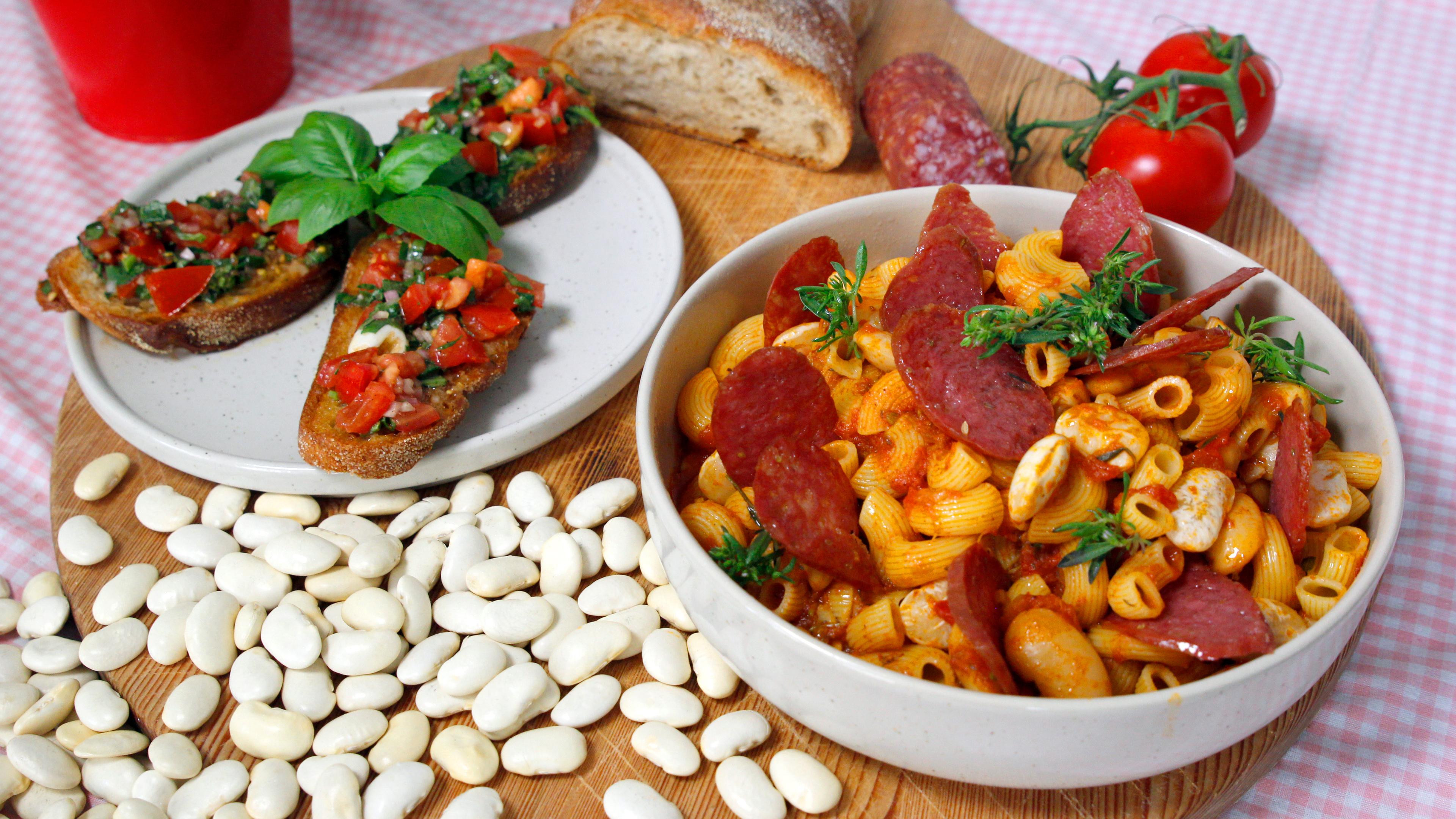 Pasta mit dicken weißen Bohnen und Salami