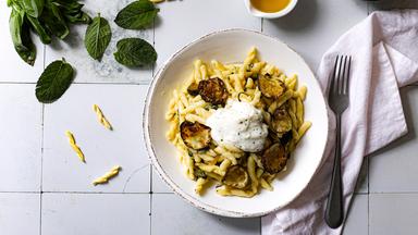 Teller mit leckerer, vegetarischer Pasta mit Zucchini-Burrata-Creme von Stefania Lettini