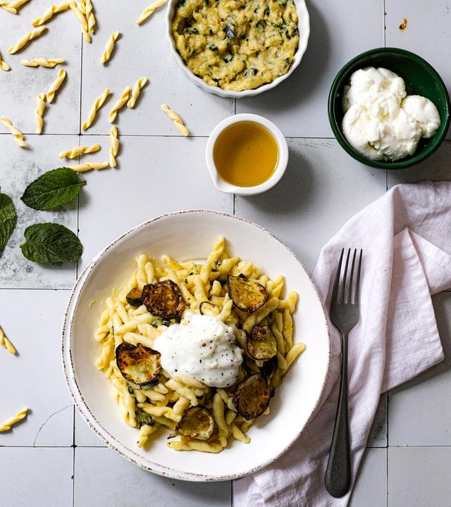 Teller mit leckerer, vegetarischer Pasta mit Zucchini-Burrata-Creme von Stefania Lettini