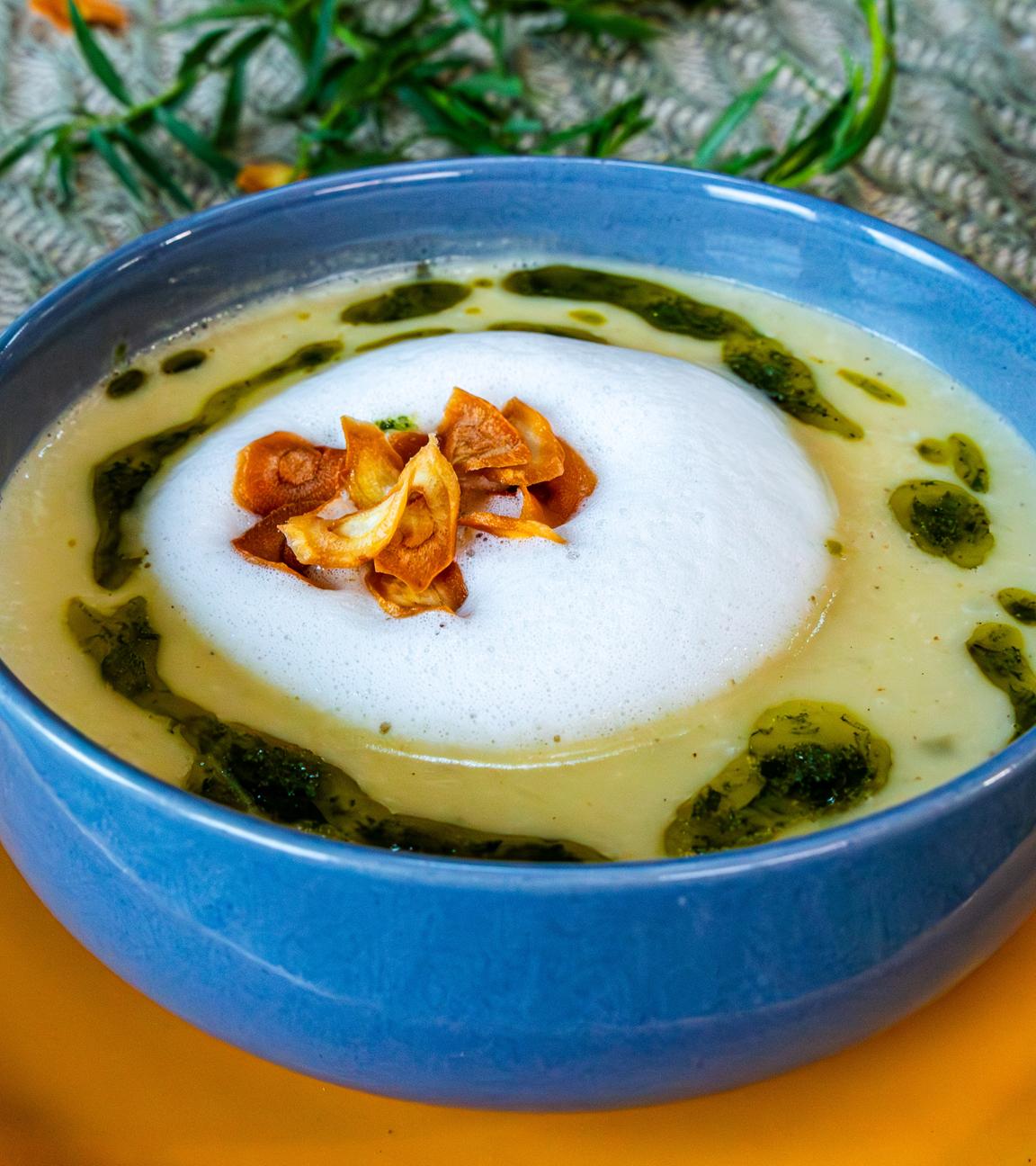 Pastinakensuppe mit frittierten Chips 