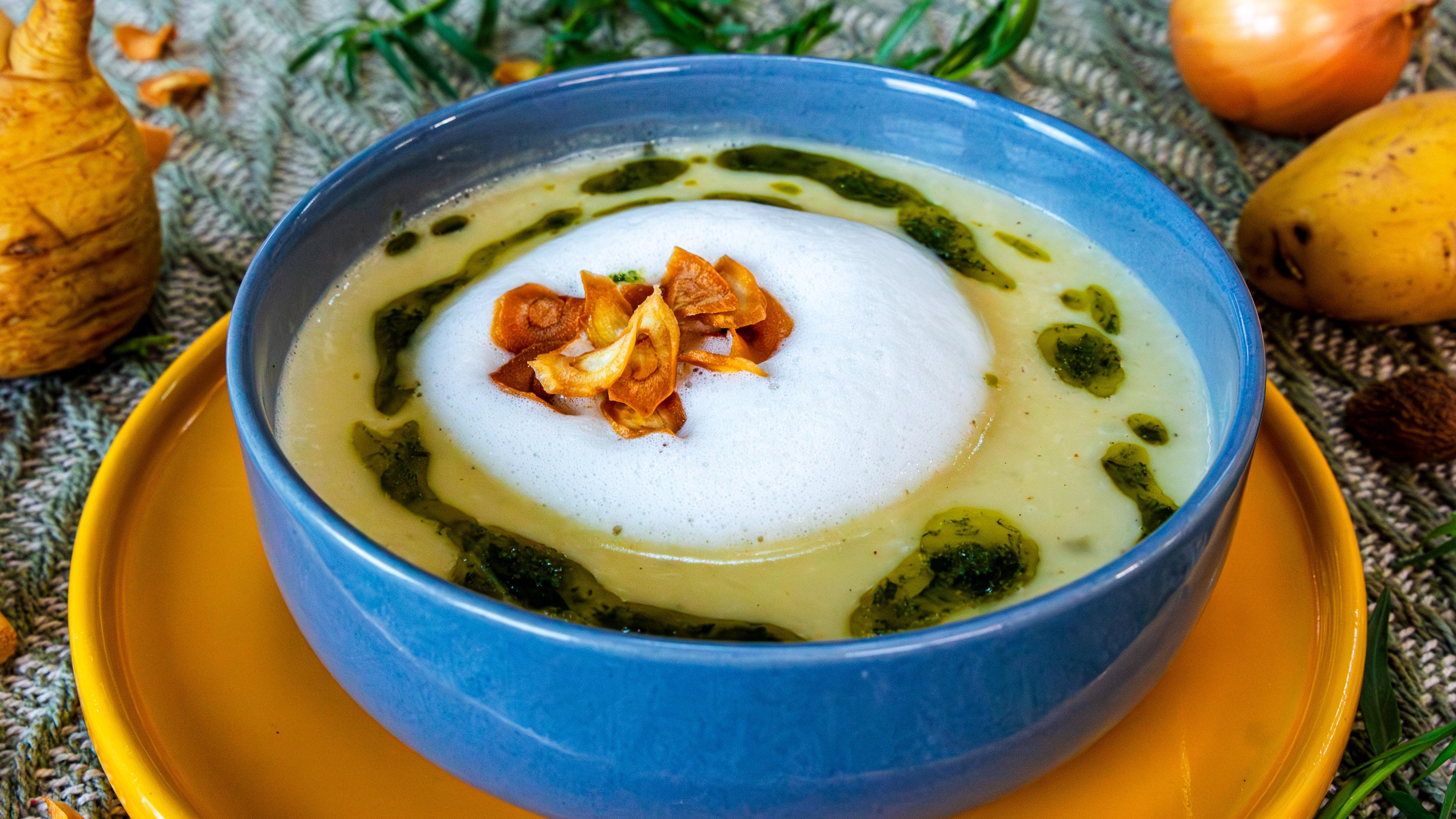 Pastinakensuppe mit frittierten Chips 