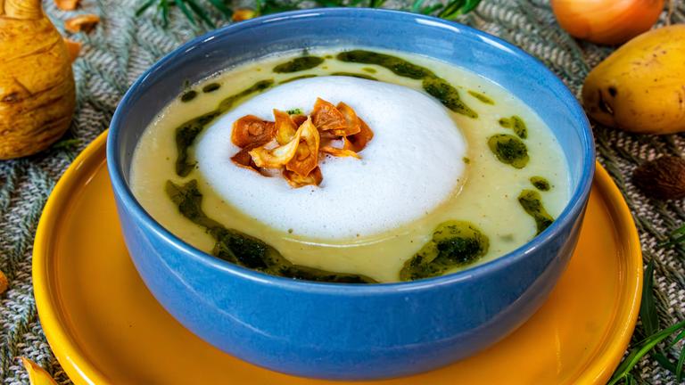 Pastinakensuppe mit frittierten Chips 